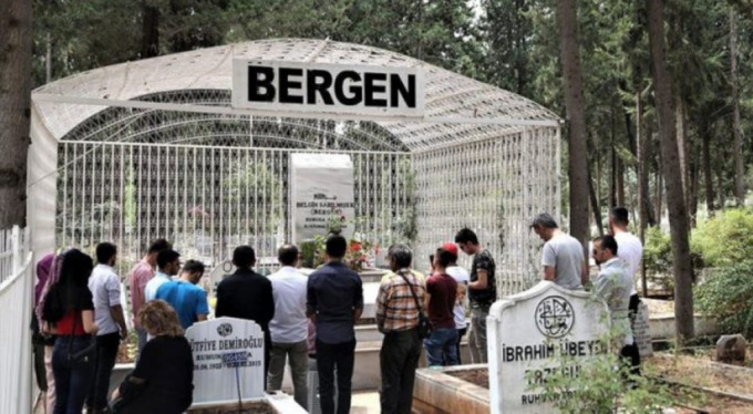 414174-bergen-in-mezari-neden-kafes-icinde-5f5376361e40b.jpg