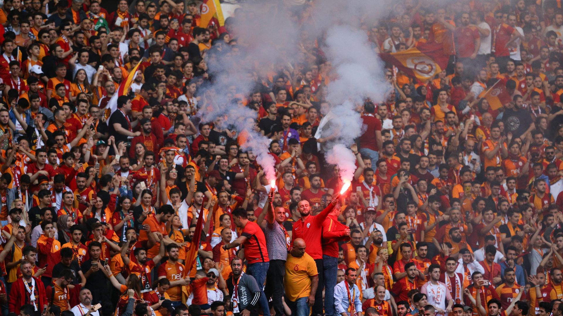galatasaray-fans_1srfpr8hgss6e1e0wwebhllv2a.jpg